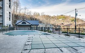 Downtown Gatlinburg Condo With Community Pool!