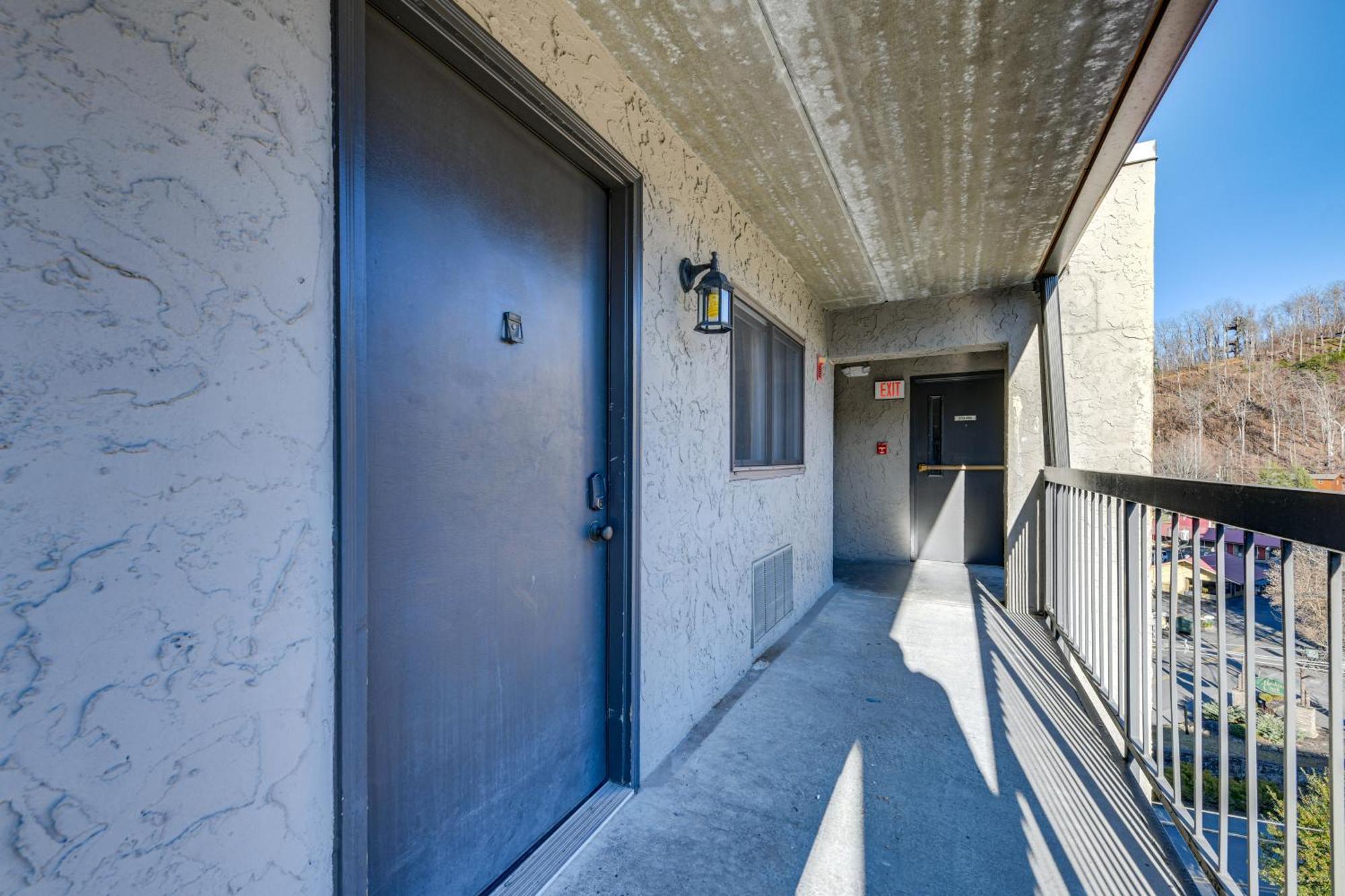 Downtown Gatlinburg Condo With Community Pool! Exterior photo