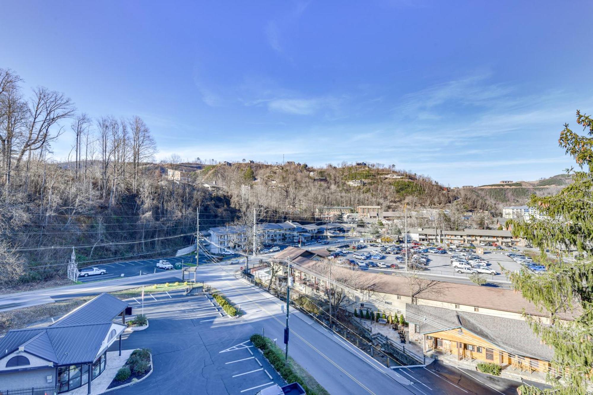 Downtown Gatlinburg Condo With Community Pool! Exterior photo