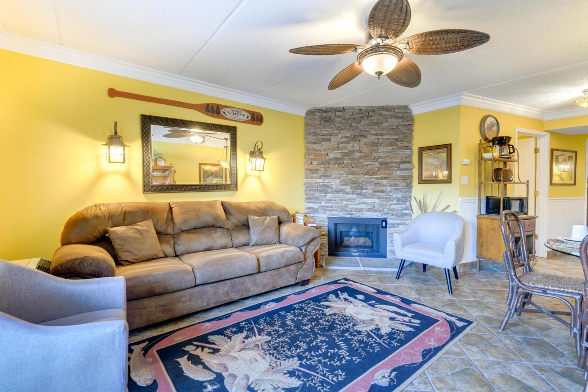 Downtown Gatlinburg Condo With Community Pool! Exterior photo