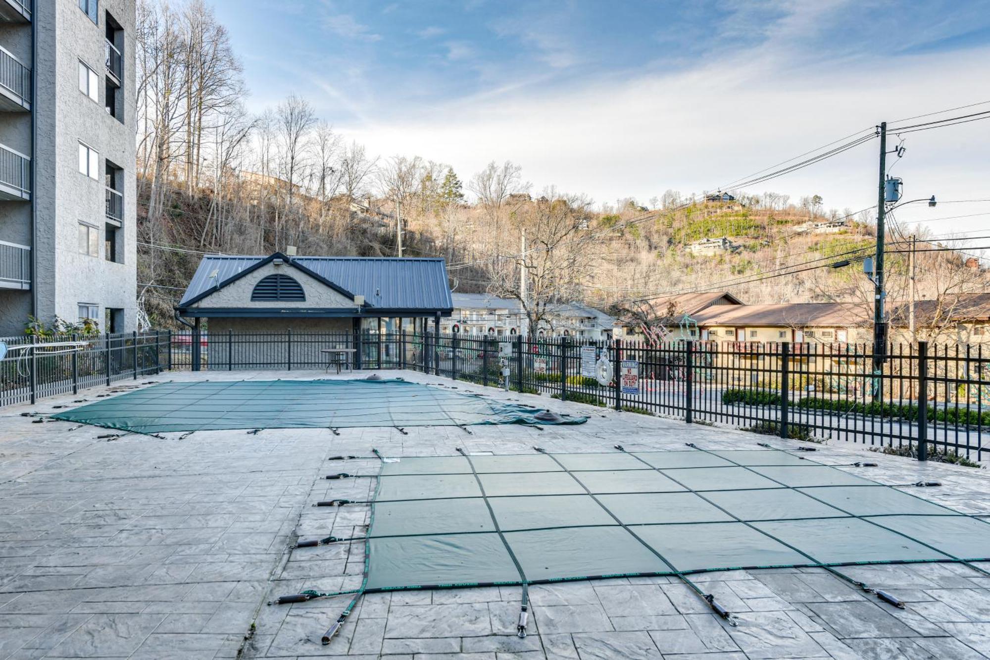 Downtown Gatlinburg Condo With Community Pool! Exterior photo