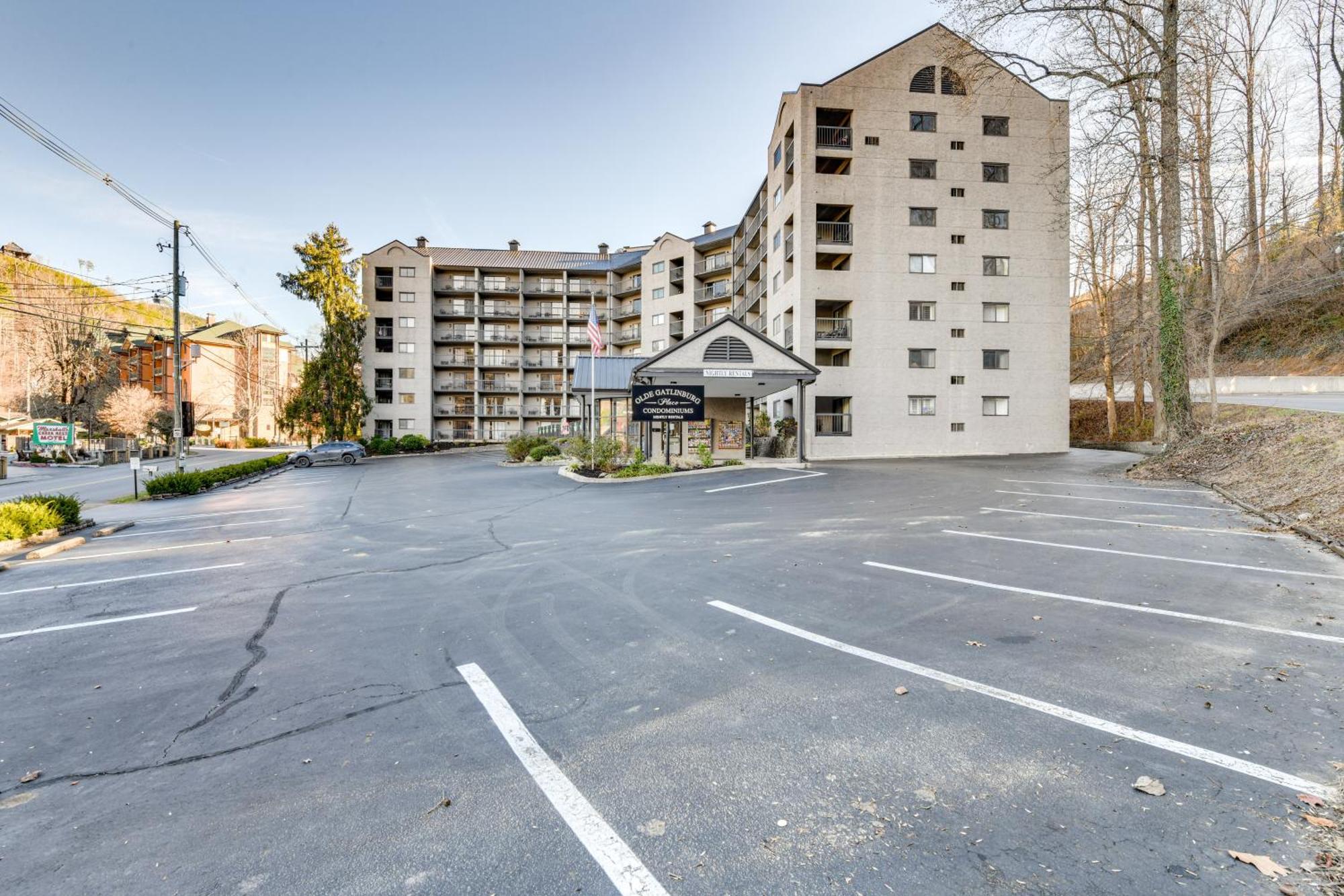 Downtown Gatlinburg Condo With Community Pool! Exterior photo