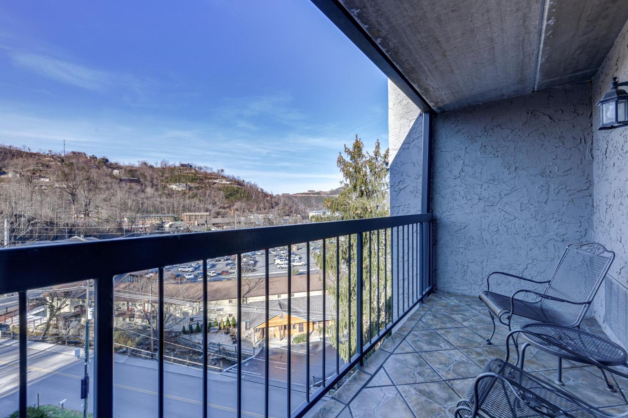 Downtown Gatlinburg Condo With Community Pool! Exterior photo