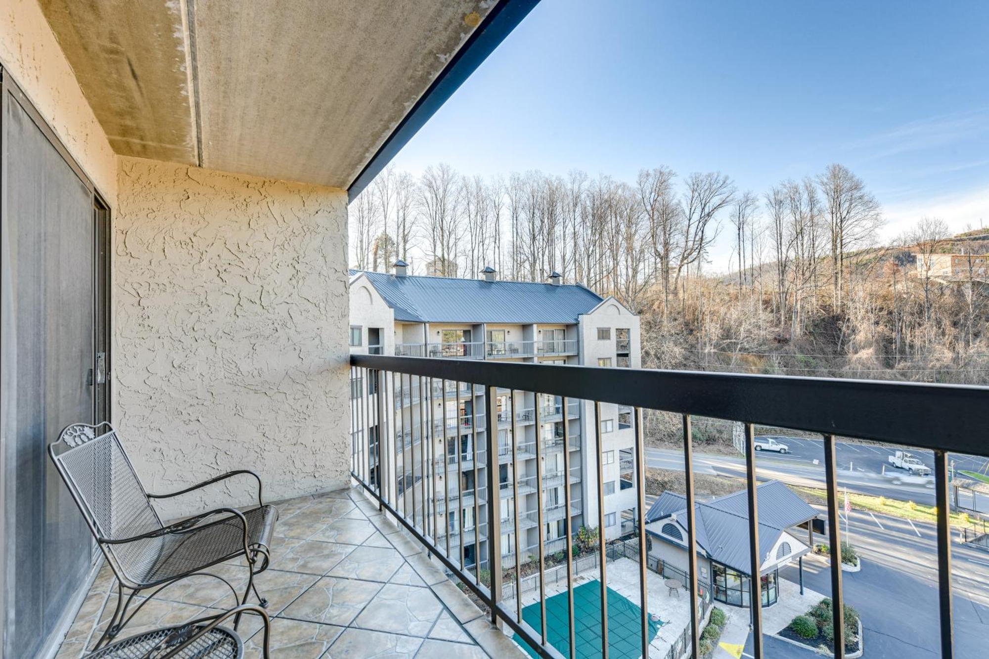 Downtown Gatlinburg Condo With Community Pool! Exterior photo