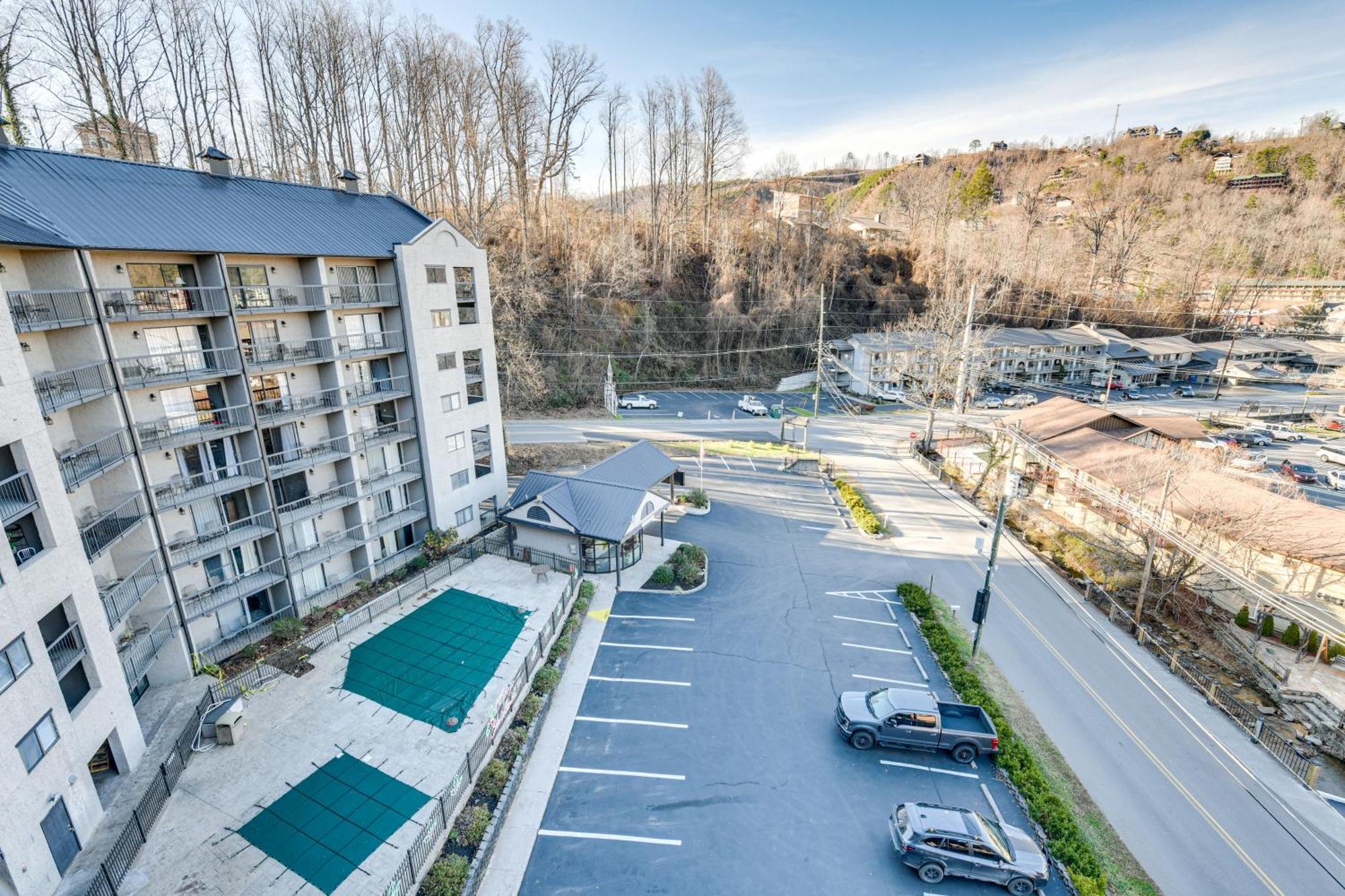 Downtown Gatlinburg Condo With Community Pool! Exterior photo