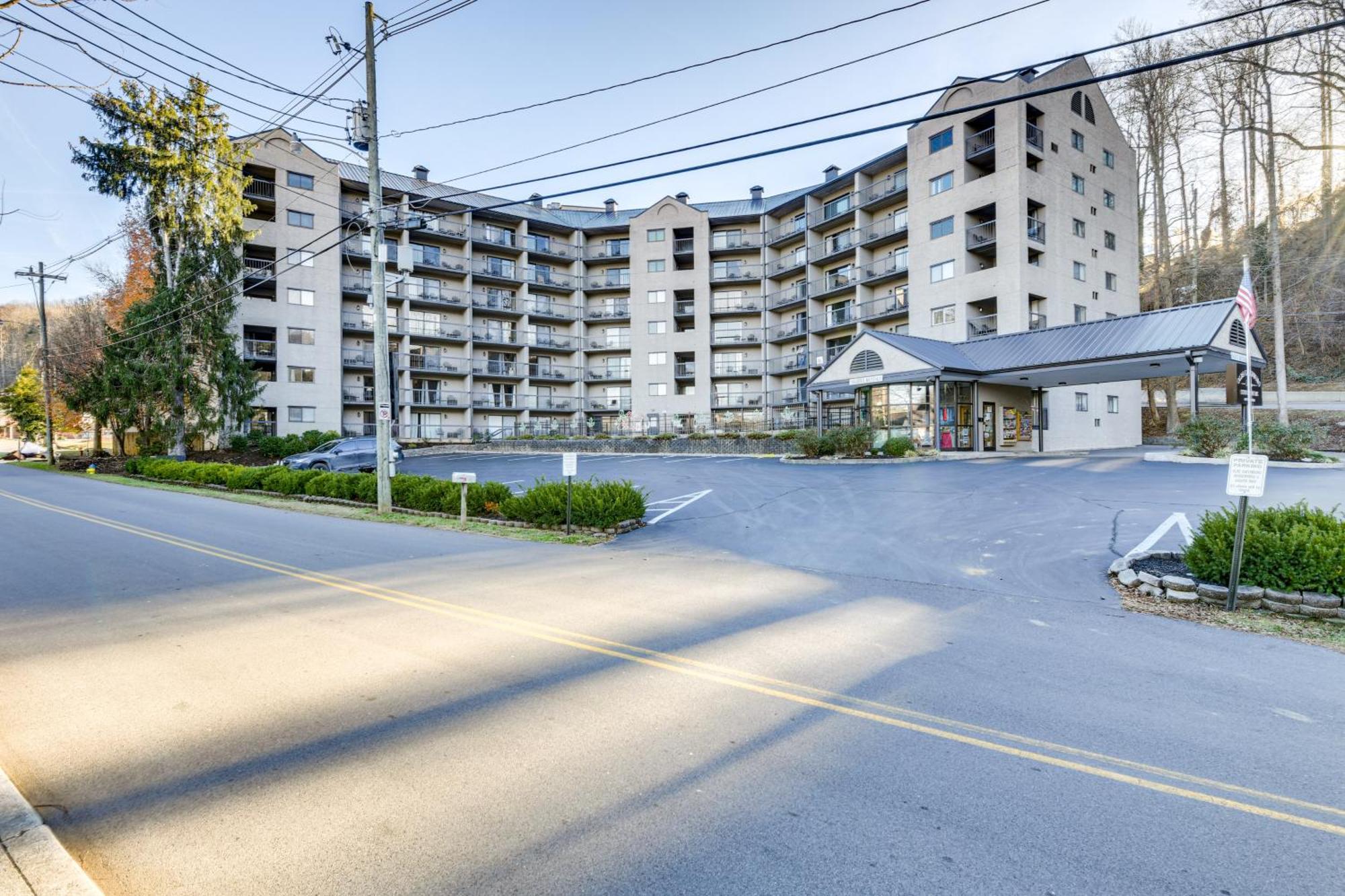 Downtown Gatlinburg Condo With Community Pool! Exterior photo